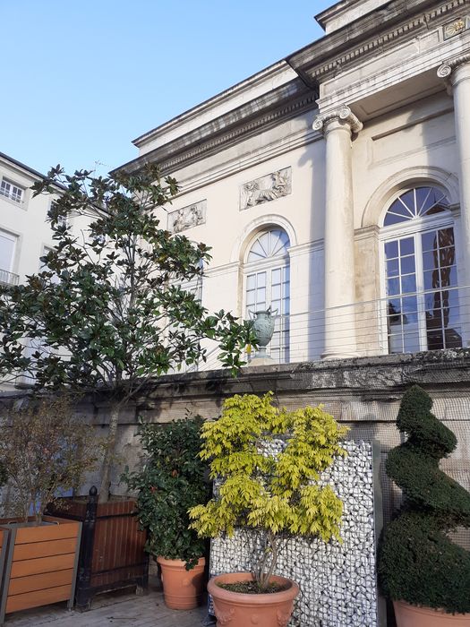 Façade sur la place, vue partielle