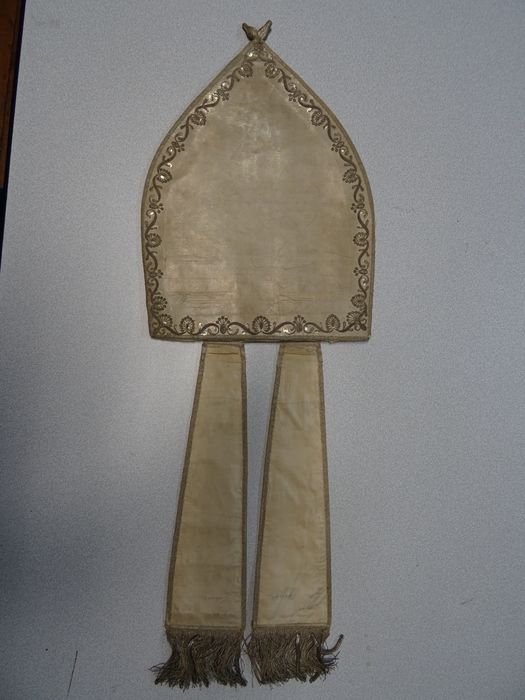 mitre de Monseigneur de Cosnac (Inv. Chartraire n°126) - © Ministère de la Culture (France), Direction Régionale des Affaires Culturelles de Bourgogne-Franche-Comté – Tous droits réservés