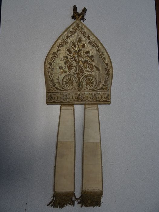 mitre de Monseigneur de Cosnac (Inv. Chartraire n°124) - © Ministère de la Culture (France), Direction Régionale des Affaires Culturelles de Bourgogne-Franche-Comté – Tous droits réservés