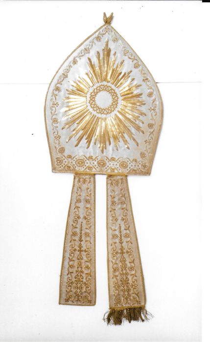 mitre de Monseigneur Mellon Jolly (Inv. Chartraire n°128) - © Ministère de la Culture (France), Direction Régionale des Affaires Culturelles de Bourgogne-Franche-Comté – Tous droits réservés