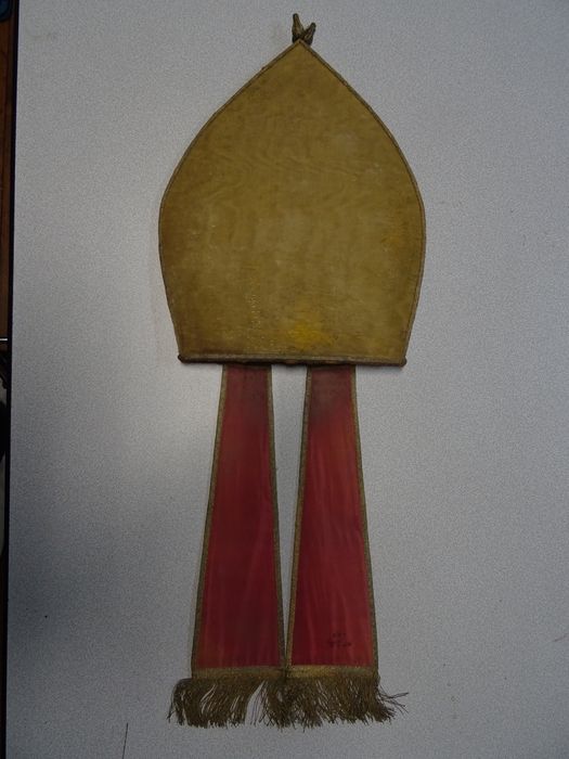 mitre de Monseigneur Mellon Jolly (Inv. Chartraire n°127) - © Ministère de la Culture (France), Direction Régionale des Affaires Culturelles de Bourgogne-Franche-Comté – Tous droits réservés