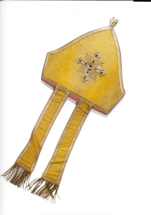 mitre de Mgr Bernadou - © Ministère de la Culture (France), Direction Régionale des Affaires Culturelles de Bourgogne-Franche-Comté – Tous droits réservés