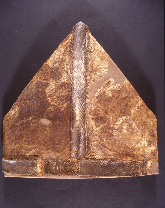 mitre de Guillaume I de Melun - © Ministère de la Culture (France), Direction Régionale des Affaires Culturelles de Bourgogne-Franche-Comté – Tous droits réservés