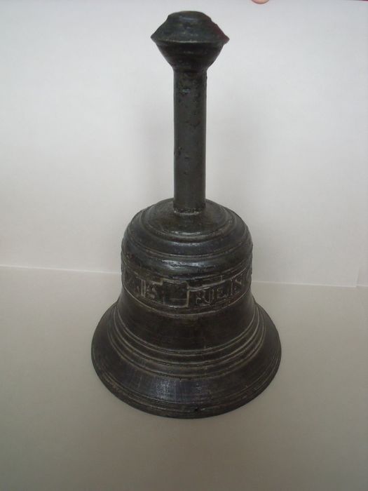 petite cloche à main - © Ministère de la Culture (France), Direction régionale des affaires culturelles de Bourgogne-Franche-Comté – Diffusion restreinte