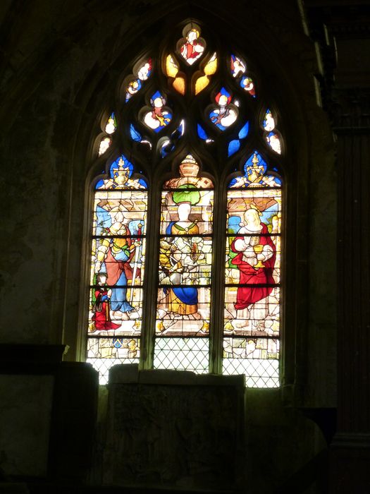 Verrière : Sainte Catherine, Saint Pierre, Saint Jean l'Evangéliste, Le Christ bénissant entouré d'anges