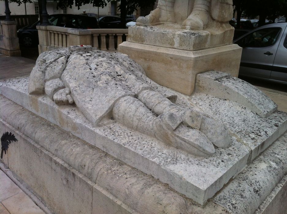 détail de la statue du gisant au pied du poilu