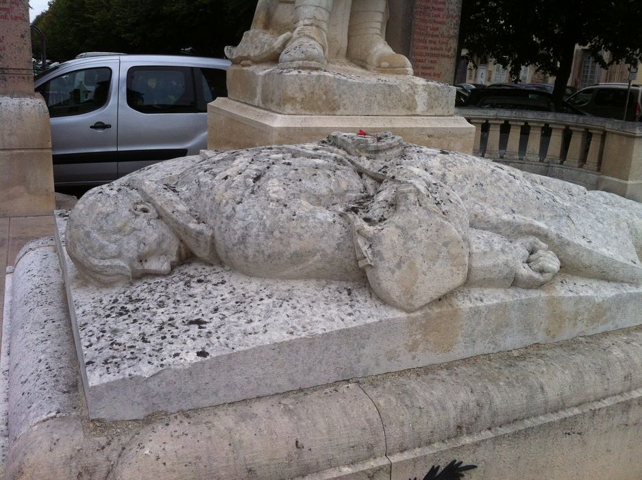 détail de la statue du gisant au pied du poilu