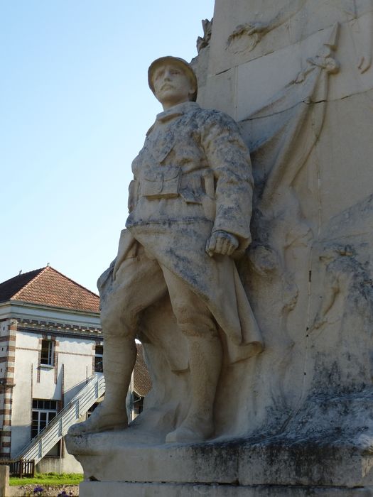 statue du poilu, vue générale