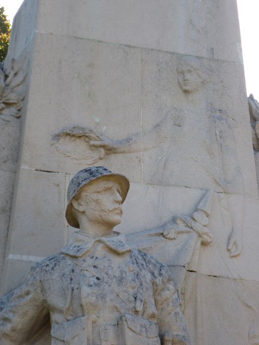 statue du poilu, vue partielle