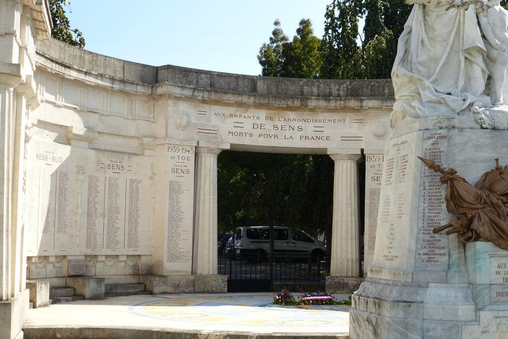 vue partielle du monument