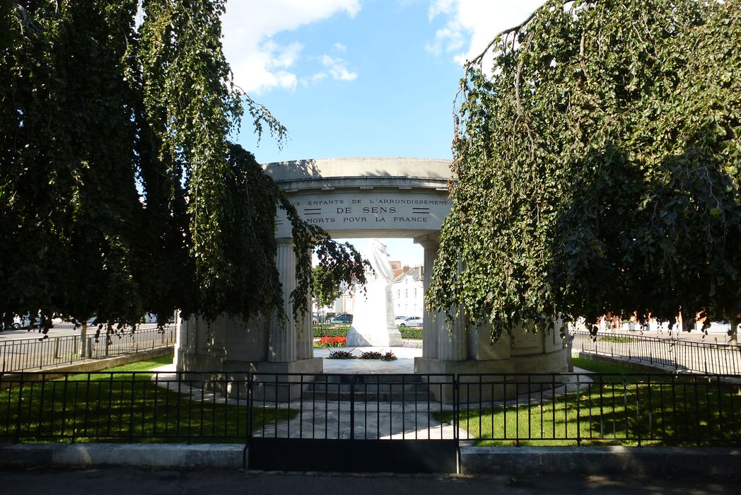 vue partielle du monument