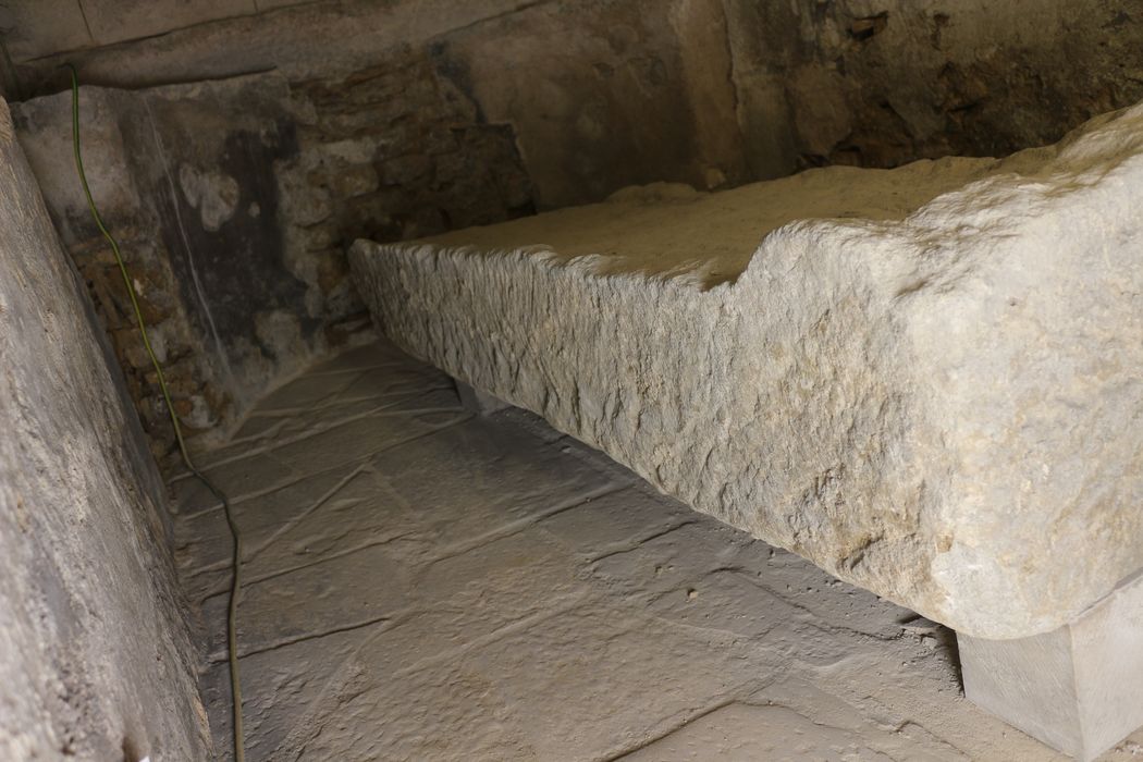 cuve du sarcophage attribué à saint Bénigne, vue partielle