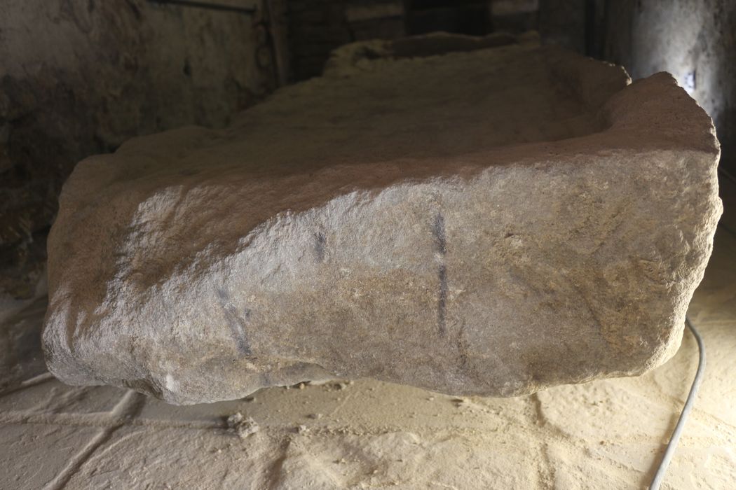 cuve du sarcophage attribué à saint Bénigne, vue partielle