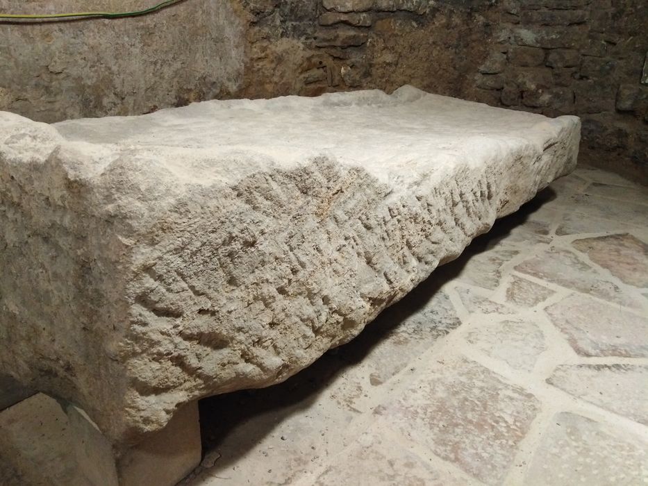 cuve du sarcophage attribué à saint Bénigne, vue partielle