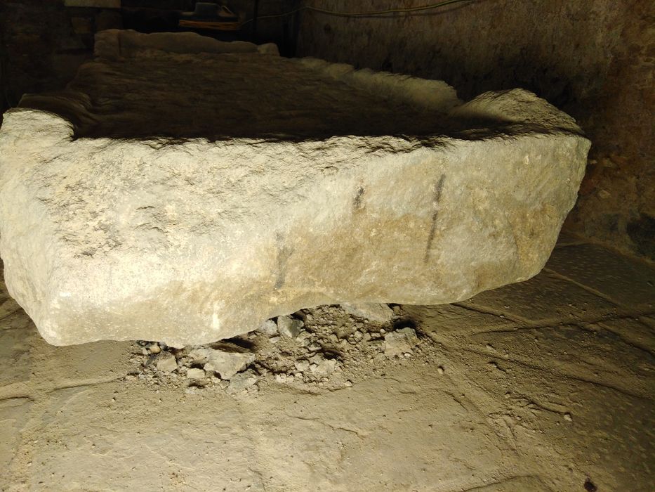 cuve du sarcophage attribué à saint Bénigne, vue partielle