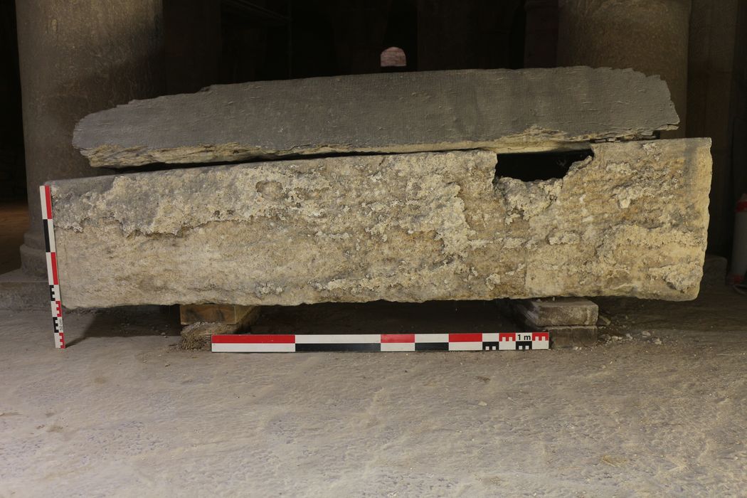 cuve et couvercle de sarcophage