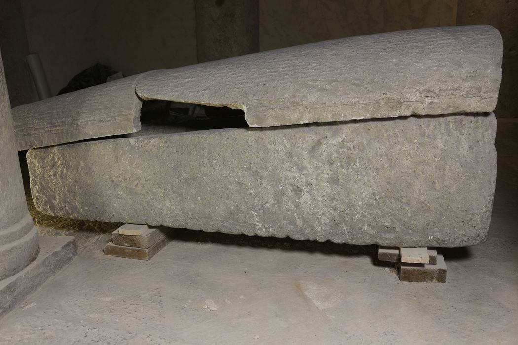 cuve et couvercle de sarcophage