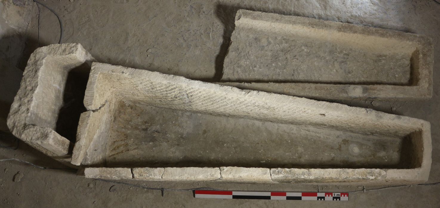 cuve et couvercle de sarcophage