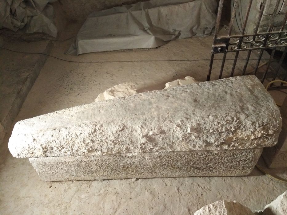 cuve et couvercle de sarcophage