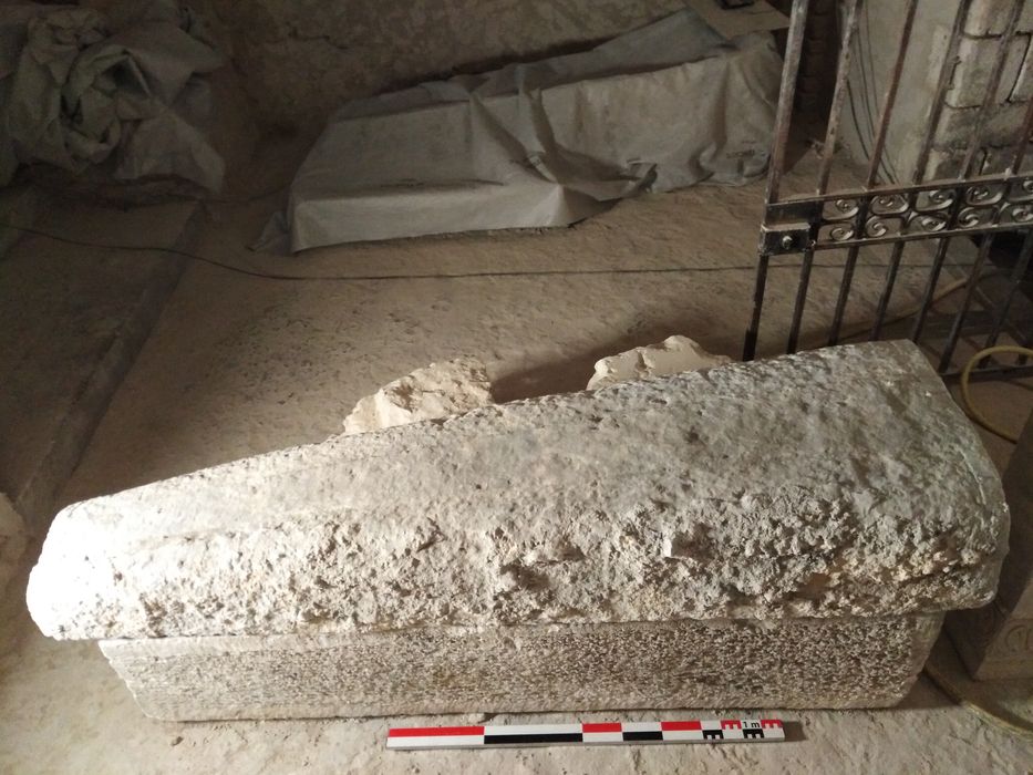 cuve et couvercle de sarcophage