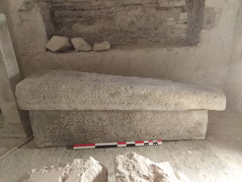 cuve et couvercle de sarcophage