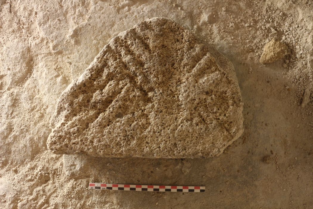 cuve et couvercle de sarcophage, détail d'un fragment