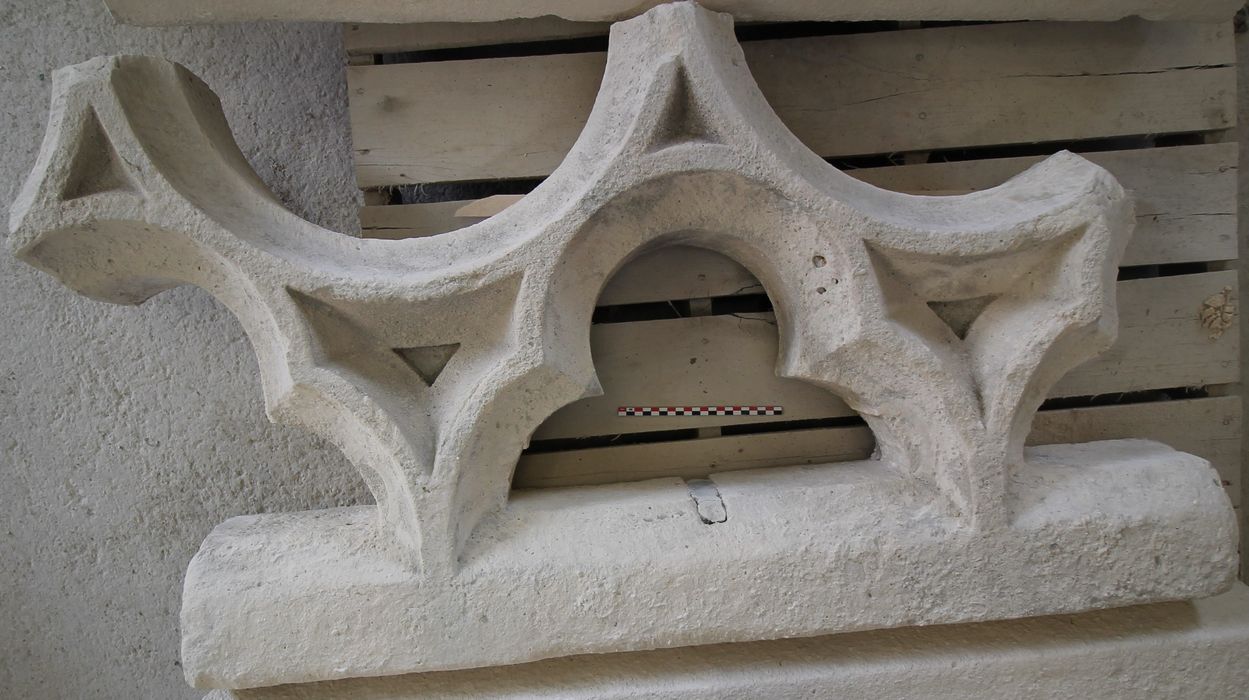 élément de balustrade (trilobes et demi-cercles avec base)