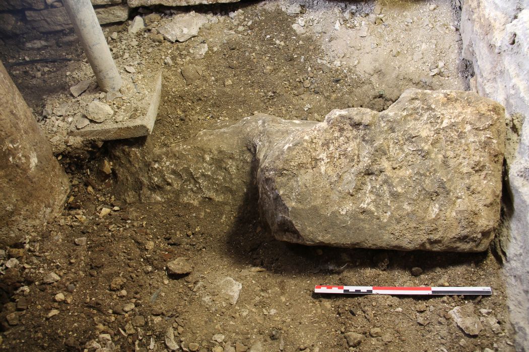 stèle funéraire antique, en cours de dégagement