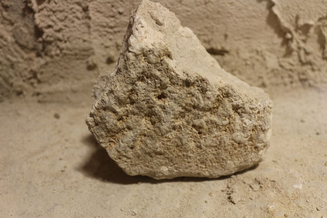 fragment de cuve de sarcophage