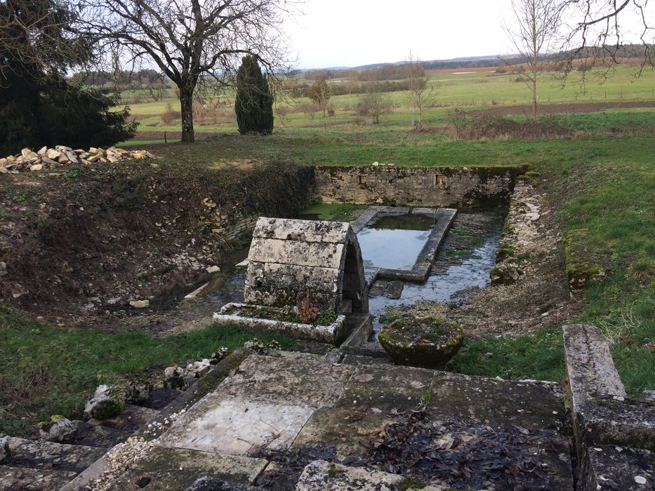 vue générale de la fontaine dans son environnement