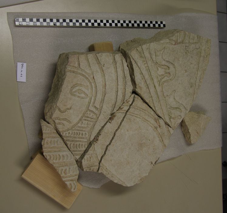 dalle funéraire de Robert d'Aubigny, fragments