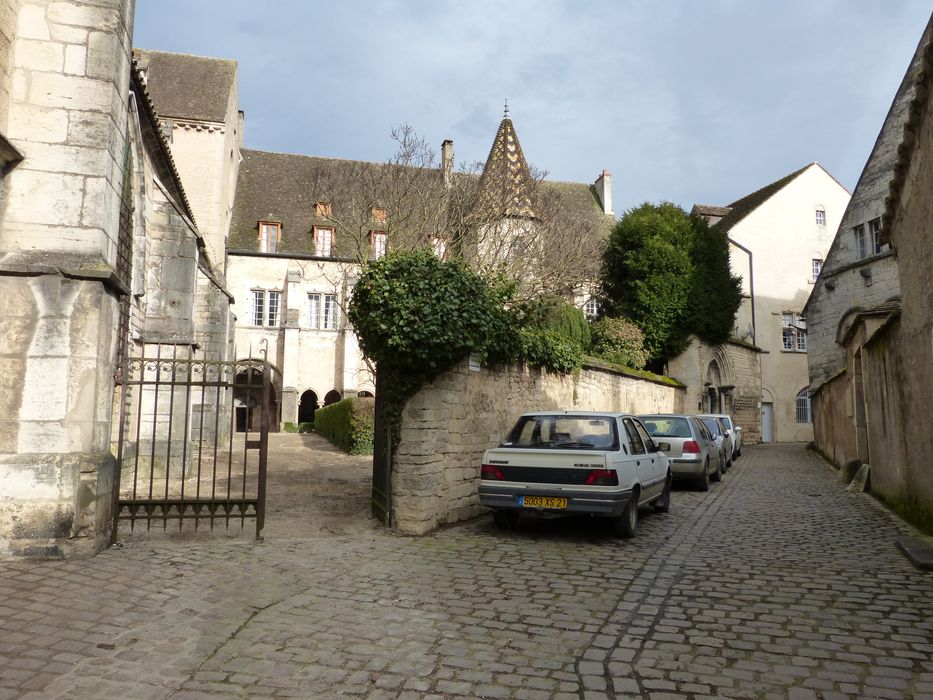 vue partielle de la façade sur cour depuis la rue