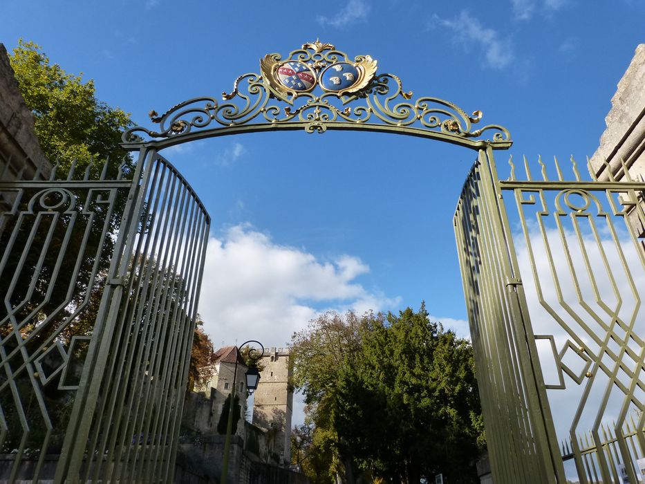 portail, vue partielle - © Ministère de la Culture (France), Direction Régionale des Affaires Culturelles de Bourgogne-Franche-Comté – Tous droits réservés 
