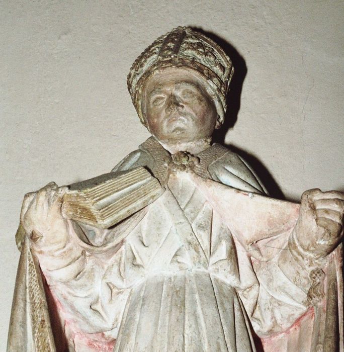 statue : saint évêque, vue partielle