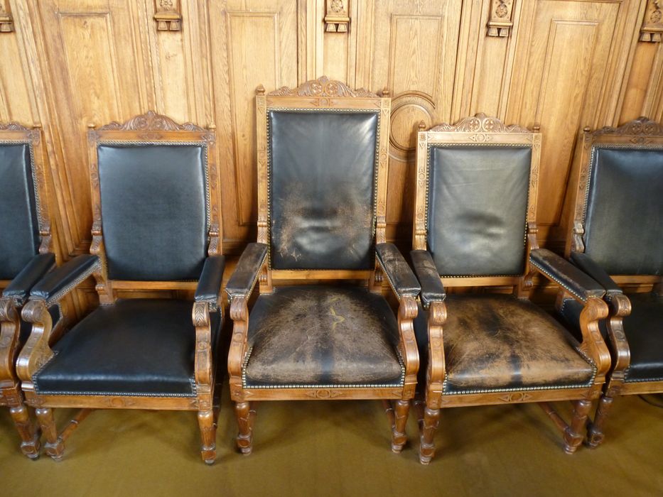 Treize fauteuils et une banquette