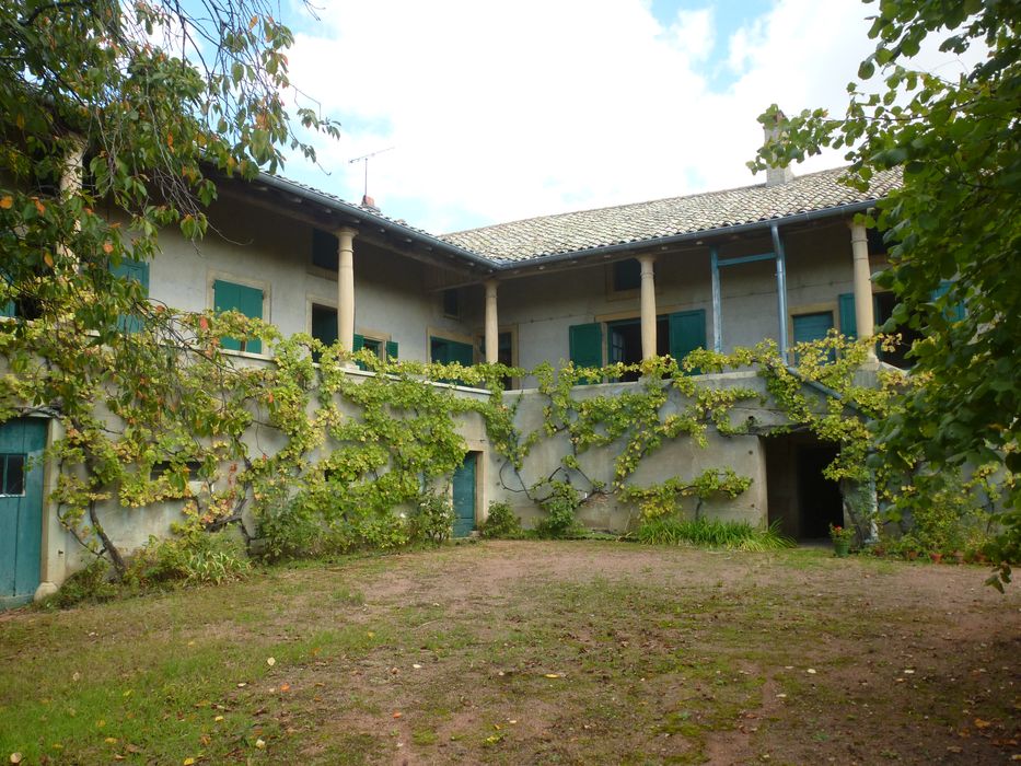 façades sur cour, vue partielle