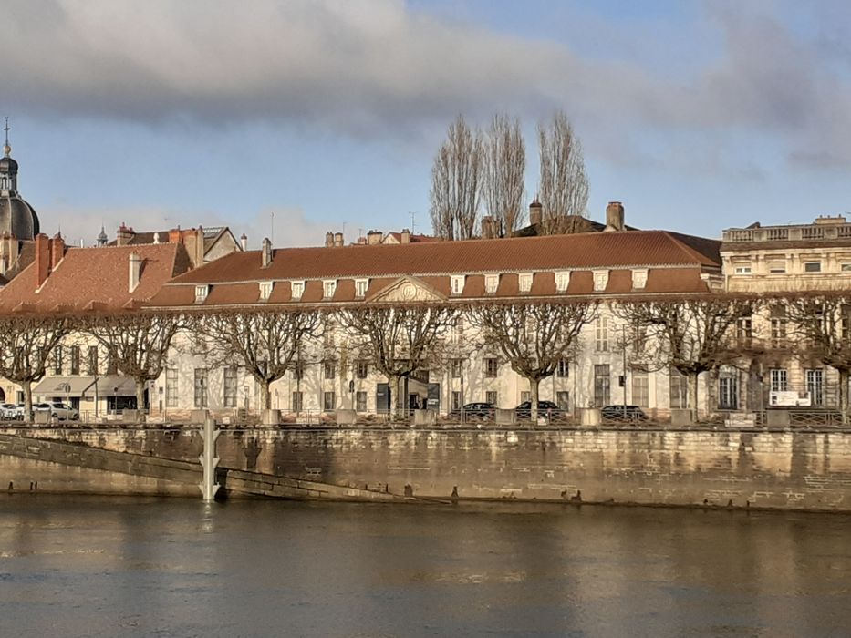 vue générale du bâtiment dans son environnement depuis le Sud-Est