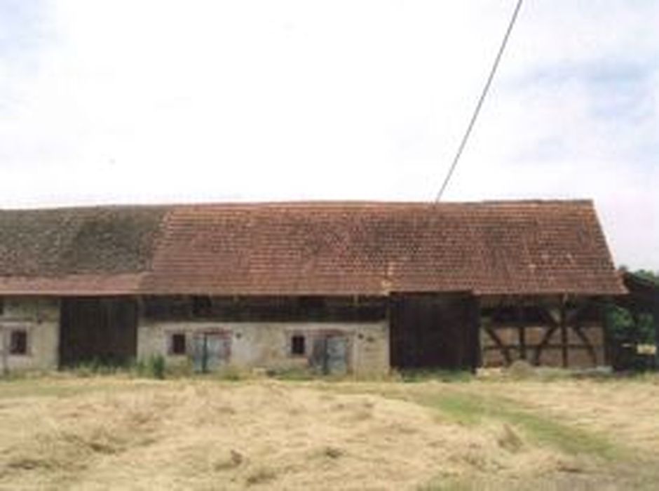 étables et grange, façade est