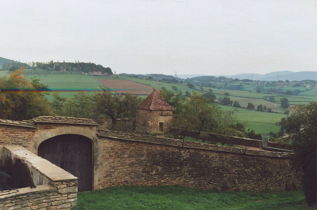 vue partielle du mur de clôture du jardin depuis le Sud