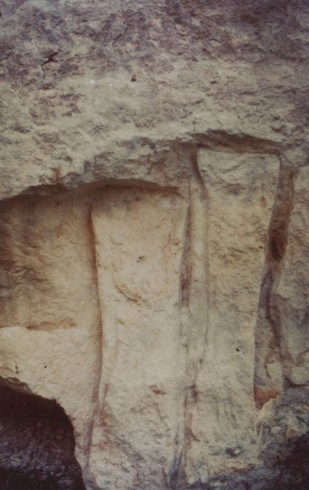 détail des traces d’extraction de sarcophages