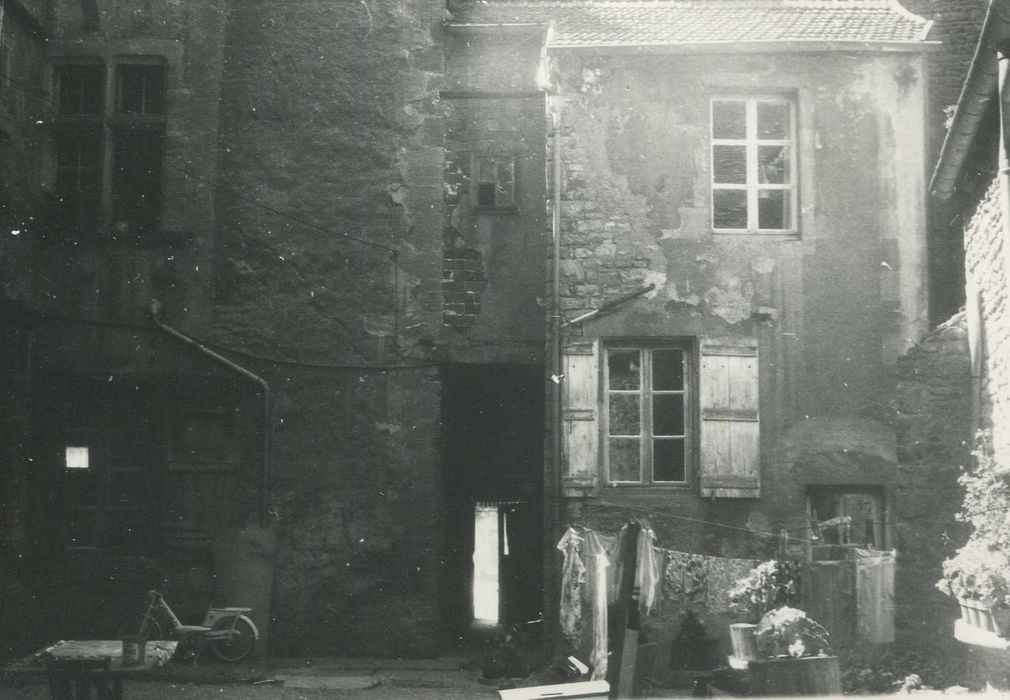 façade sur cour, vue partielle