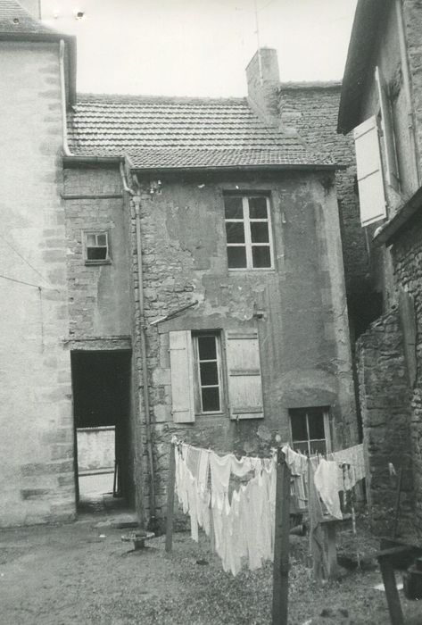 façade sur cour, vue partielle