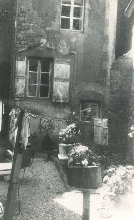 façade sur cour, vue partielle