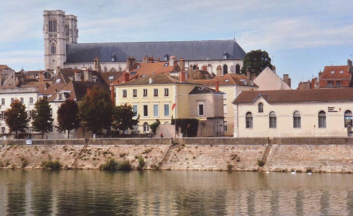 vue générale de la maison dans son environnement