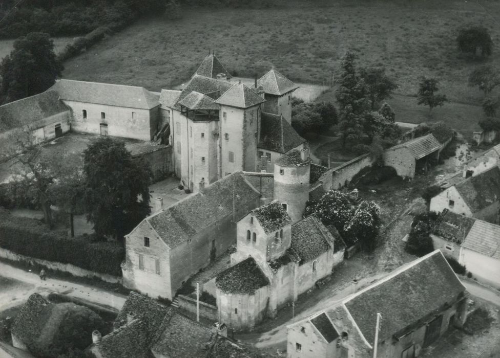 vue aérienne du château dans son environnement