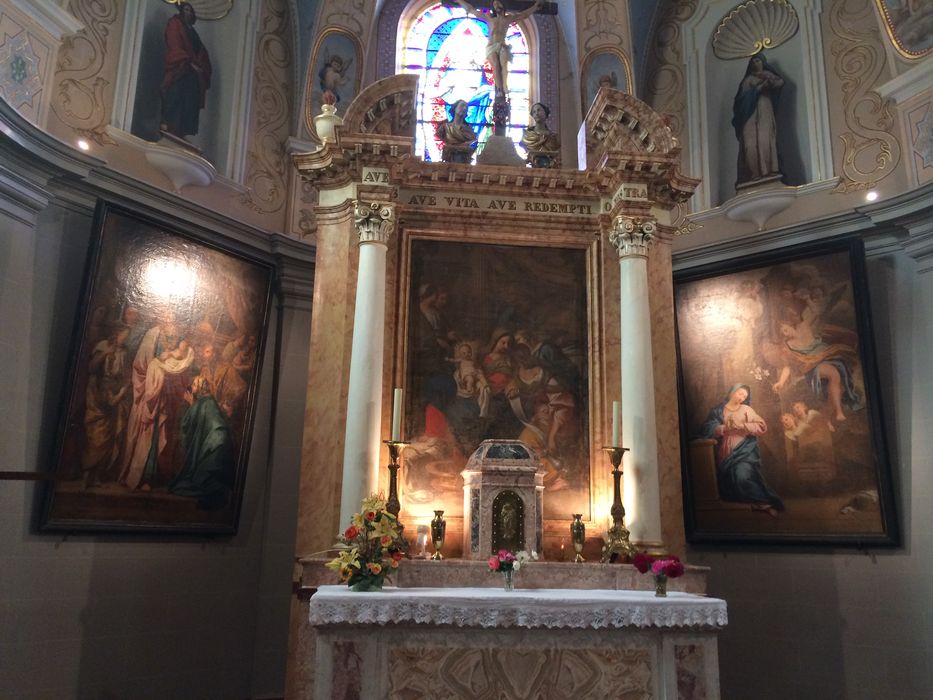 autel majeur, son tabernacle et son retable,  tableau : la Nativité de la Vierge et antependium peint : le Christ mort