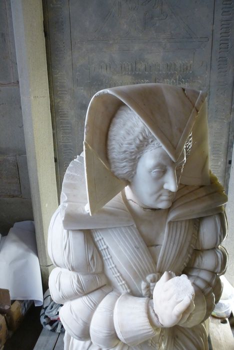 statue : Priant d’Anne Guéniot, détail