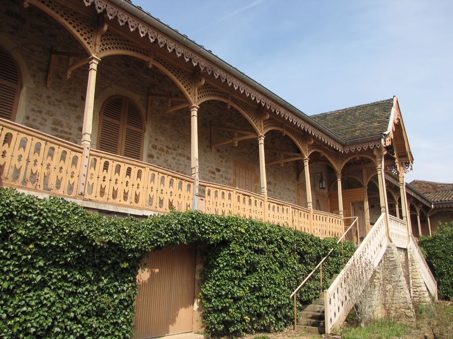 façade sud-est, vue partielle