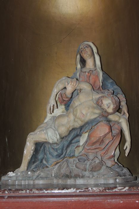 statue : Pieta (Vierge de Pitié) intégrée au monument aux morts