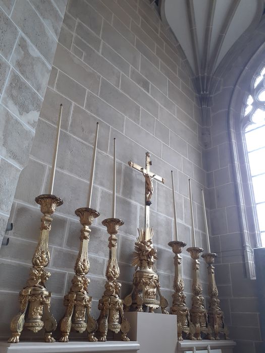 croix et chandeliers du maître-autel - © Ministère de la Culture (France), Direction Régionale des Affaires Culturelles de Bourgogne-Franche-Comté – Tous droits réservés 